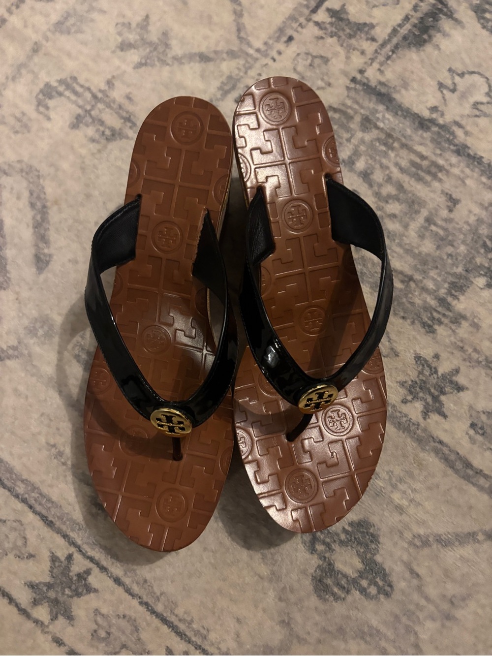Tory Burch Black Patent Thong Sandals with Brown Logo Footbed